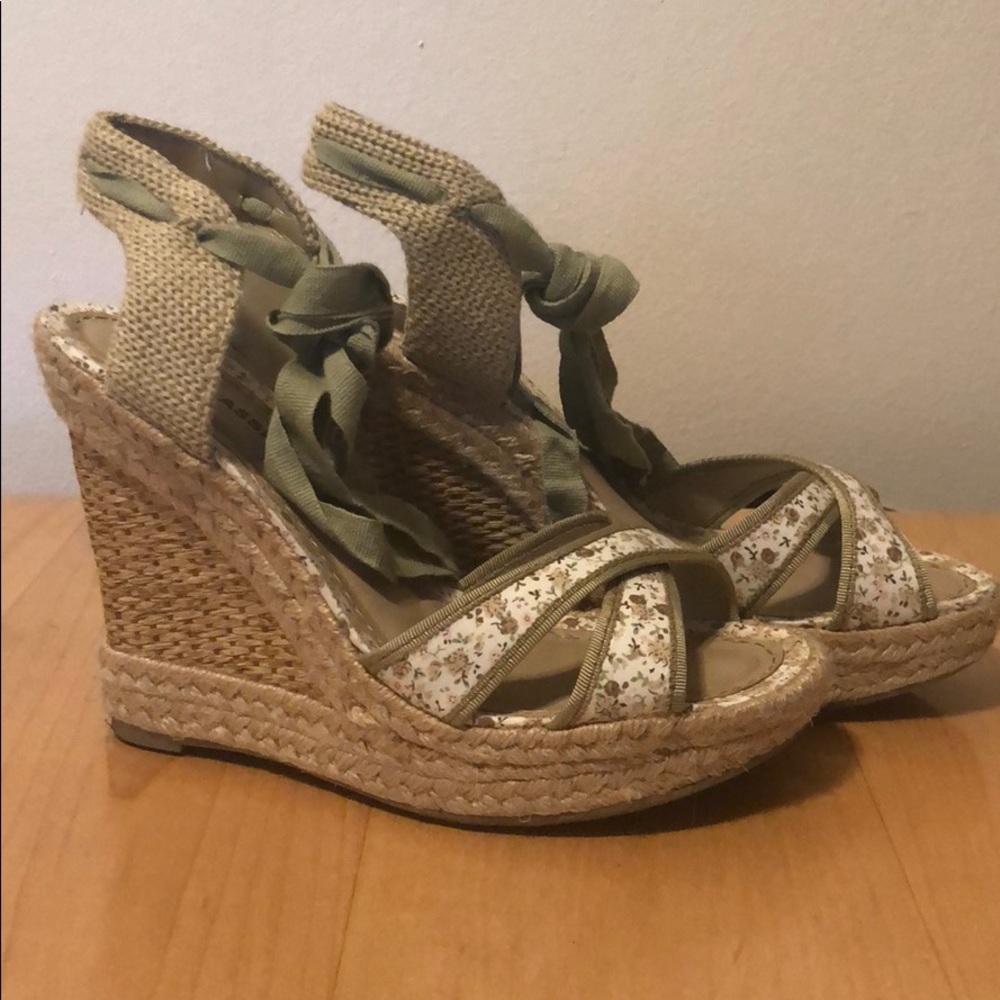 Floral wedge heels